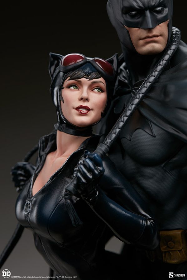 DC Comics - Batman & Catwoman Diorama **Pre-order**